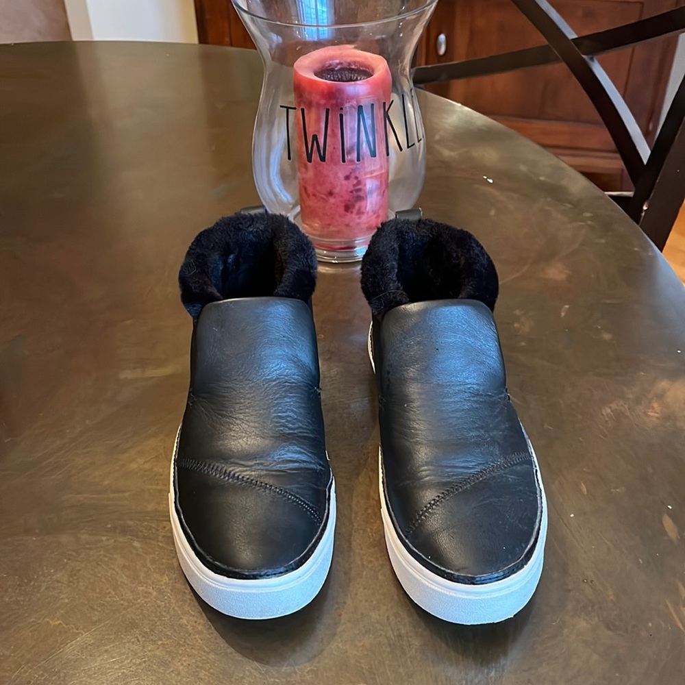 Women’s toms size 7 1/2 fur-lined sneakers